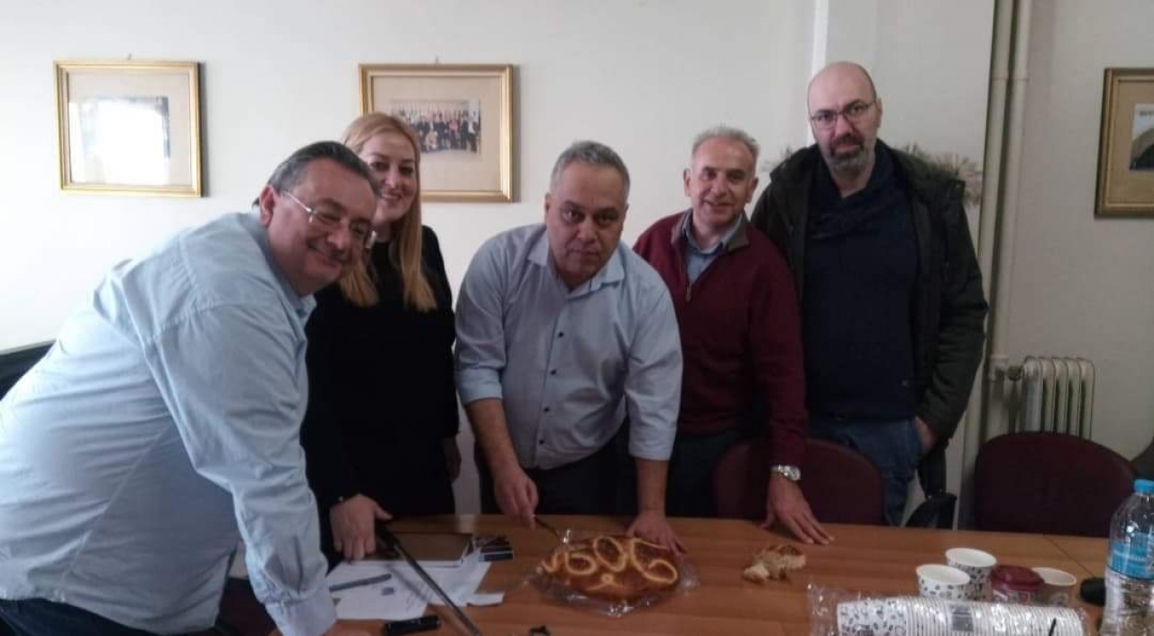 ΕΝΩΣΗ ΙΔΙΟΚΤΗΤΩΝ ΕΠΑΡΧΙΑΚΟΥ ΤΥΠΟΥ – Ευχές για τη νέα χρονιά στην κοπή της βασιλόπιτας της ΕΙΕΤ